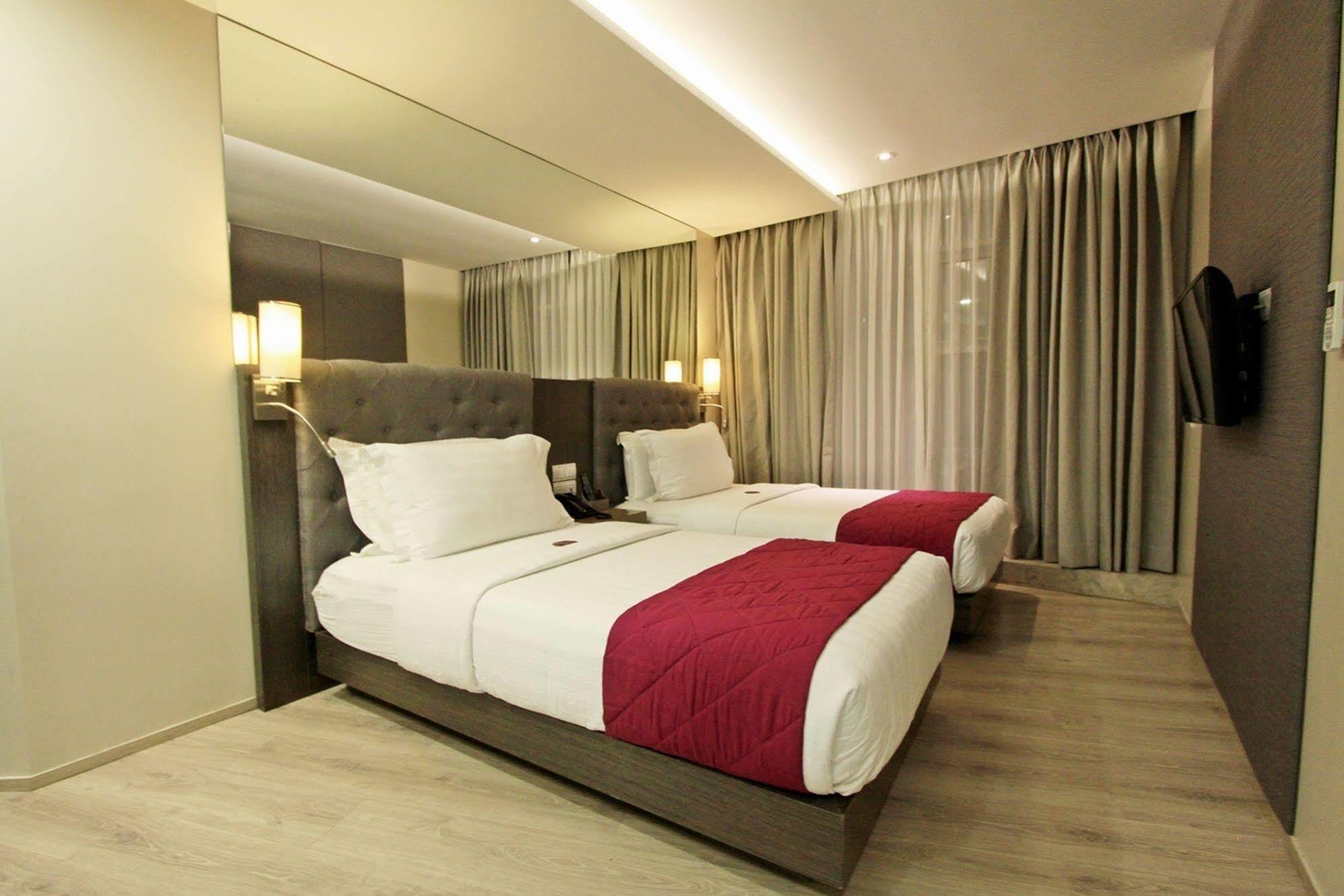 Hotel XYZ Tacloban Esterno foto